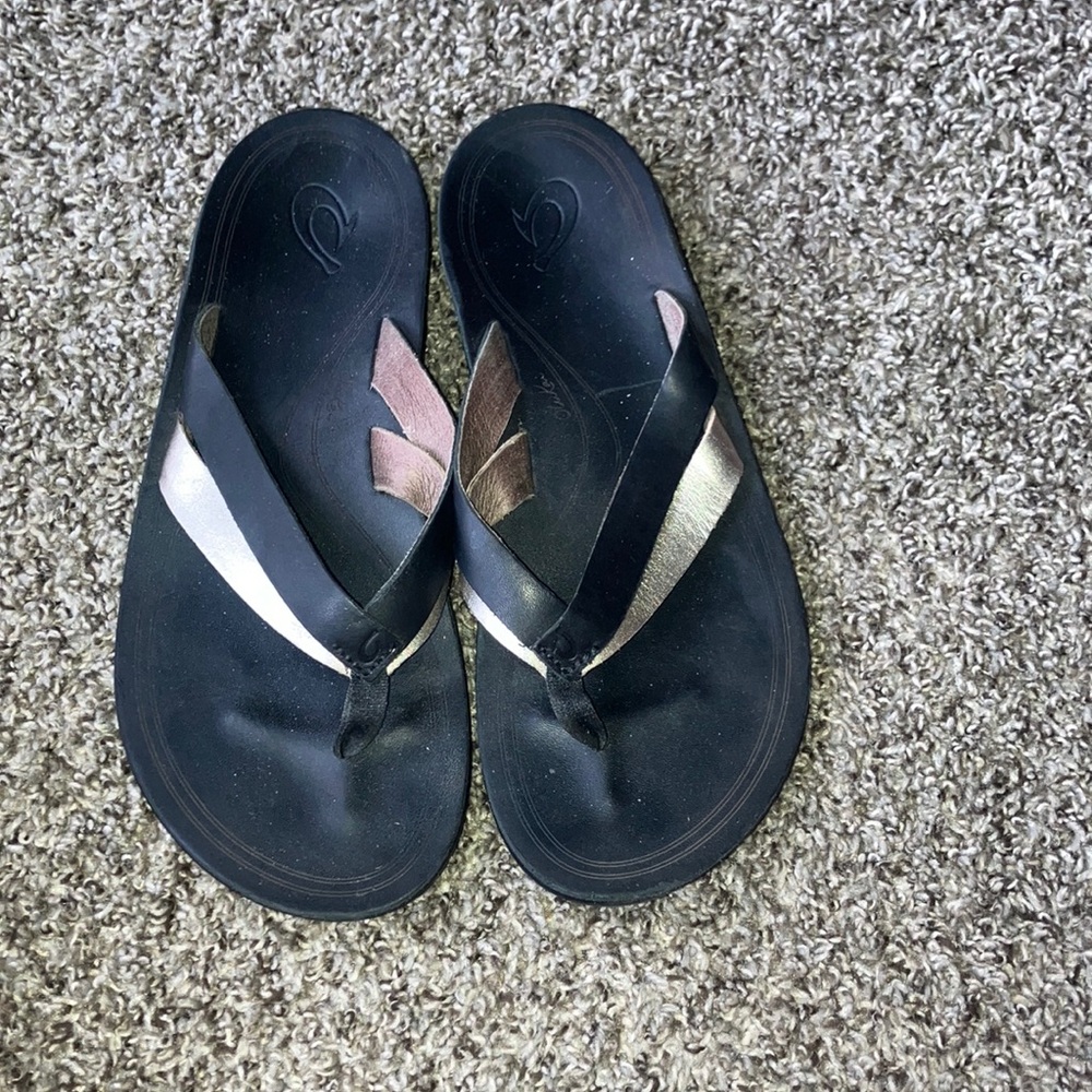 Olukai Kaekae sandals size 8 Leather Flip Flops Black and Silver